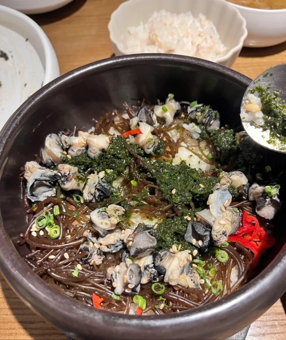 톳과 해산물을 올린 모담 시그니처 오늘의 솥밥