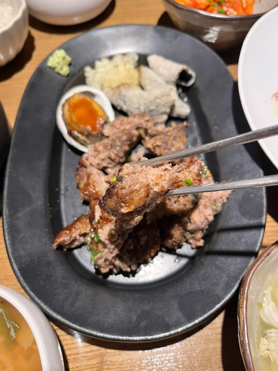 초록소스를 넣어 비빈 해산물 솥밥