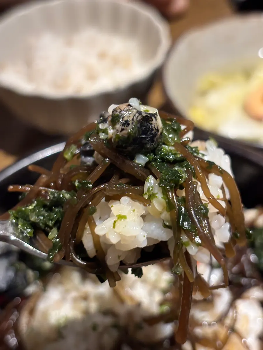 Today's clay pot rice topped with seaweed and mud snails