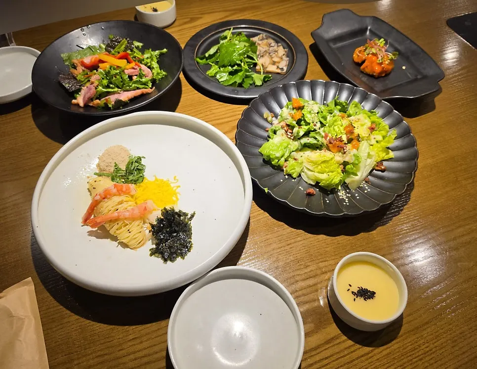 Six free appetizers served with a main dish at Modam Urban