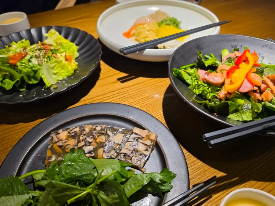 Whole-grain yuzu salad and spicy mushroom gangjeong