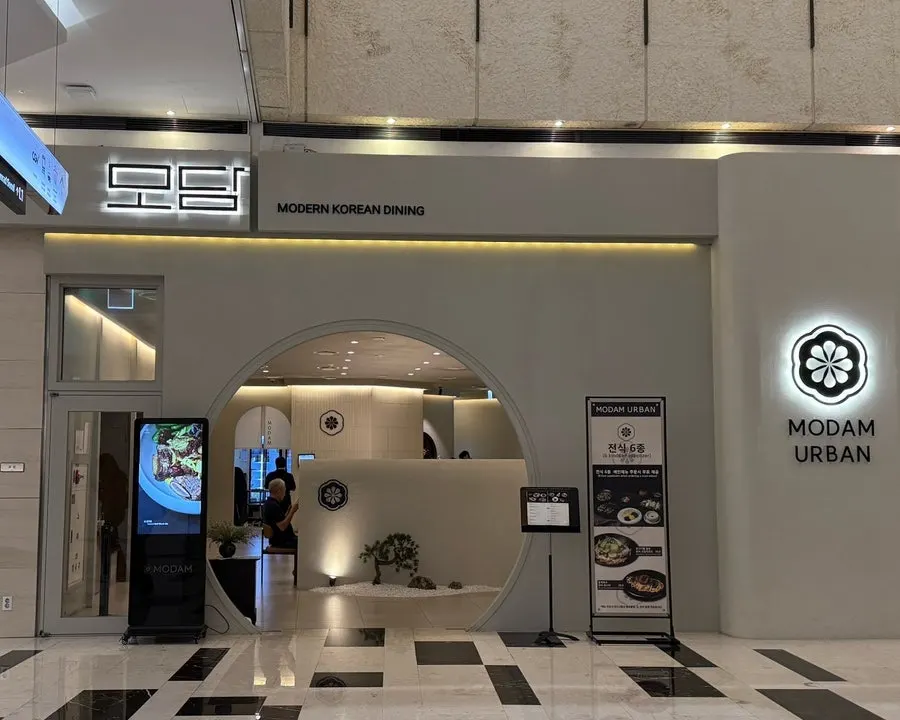 Indoor passage connecting Yeouido Station to IFC Mall