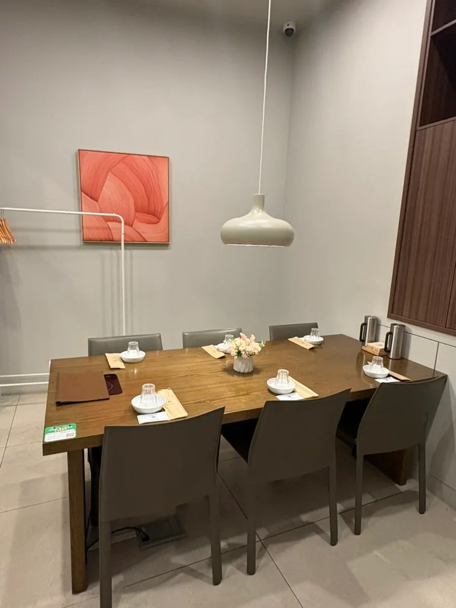 Table setting inside a Modam Urban private room