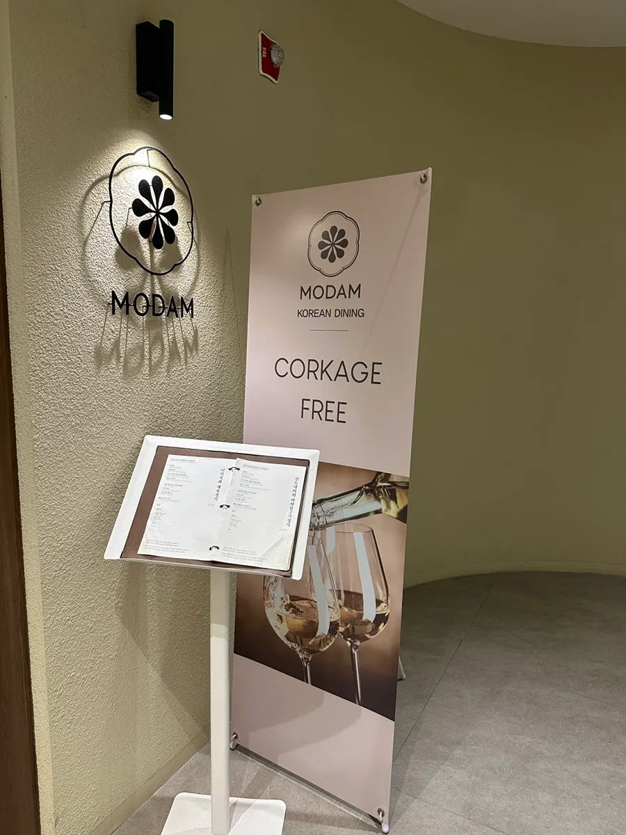 Entrada de Modam Dining con aviso de corkage-free