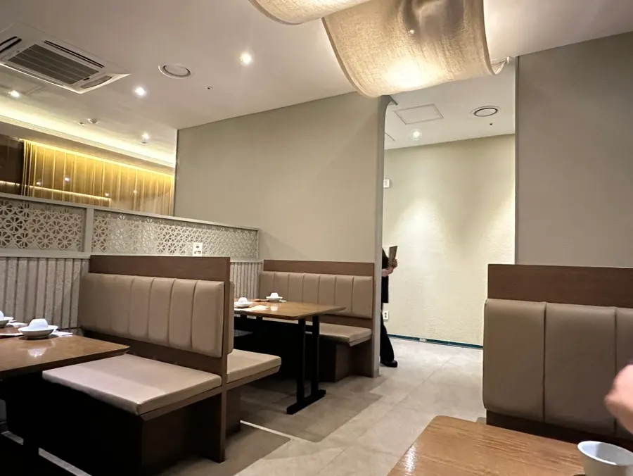 Salón de comedor decorado con cáñamo colgante y objetos tradicionales coreanos