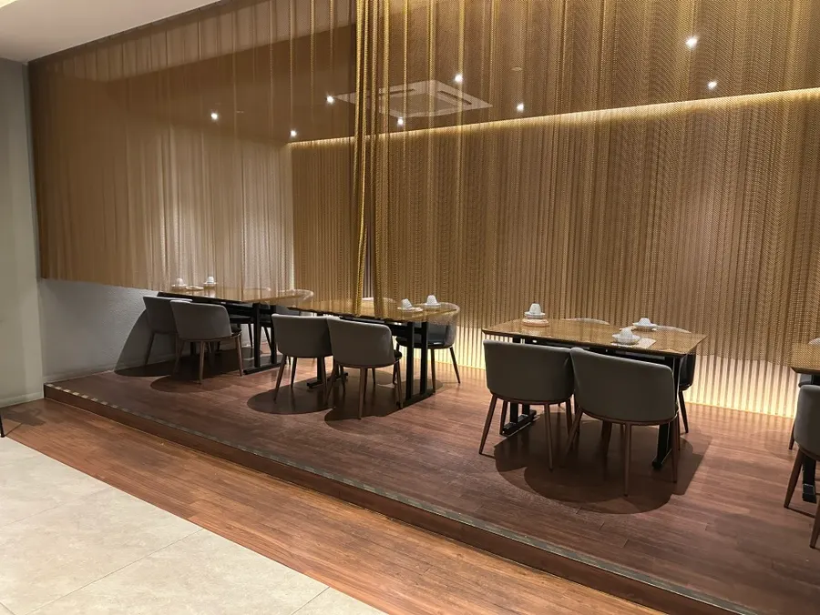 Zona de mesas del salón apta para grupos grandes