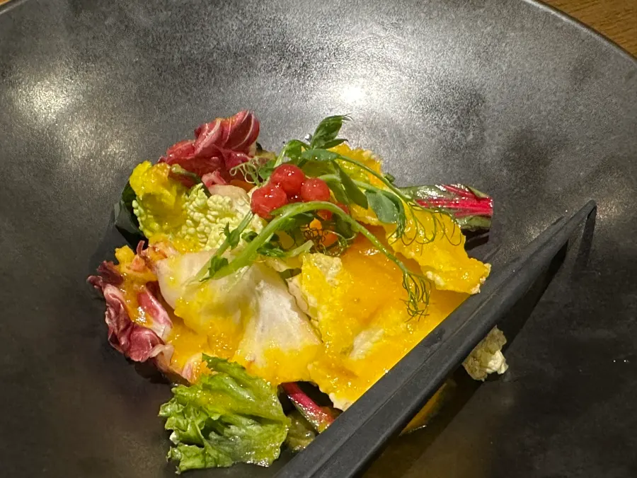 Ensalada fresca con aliño de yuzu y omija