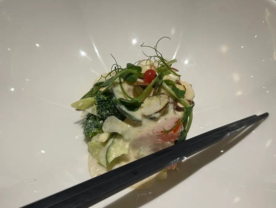 Ensalada de raíz de loto y pepino con aliño de piñones y sésamo