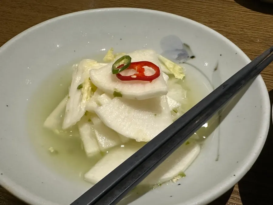 Kimchi blanco servido como acompañamiento del menú