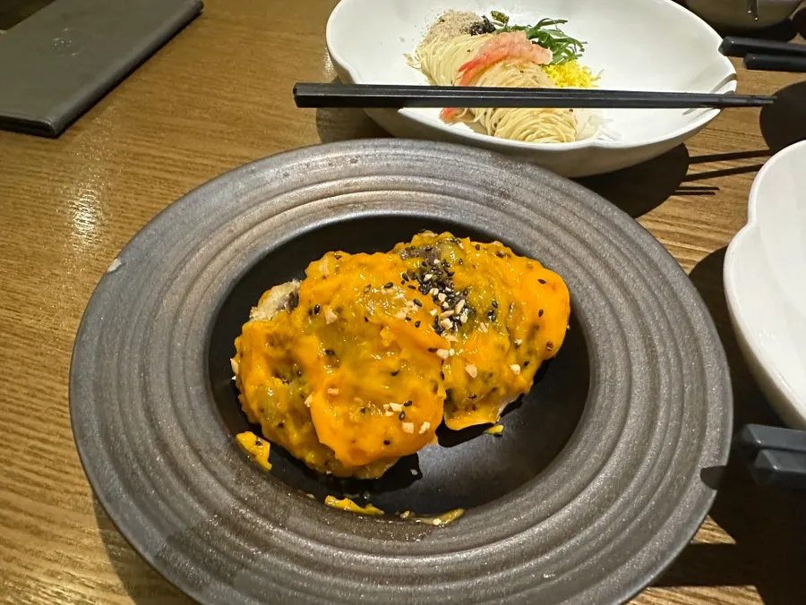 Hongo shiitake frito grande cortado en la mesa