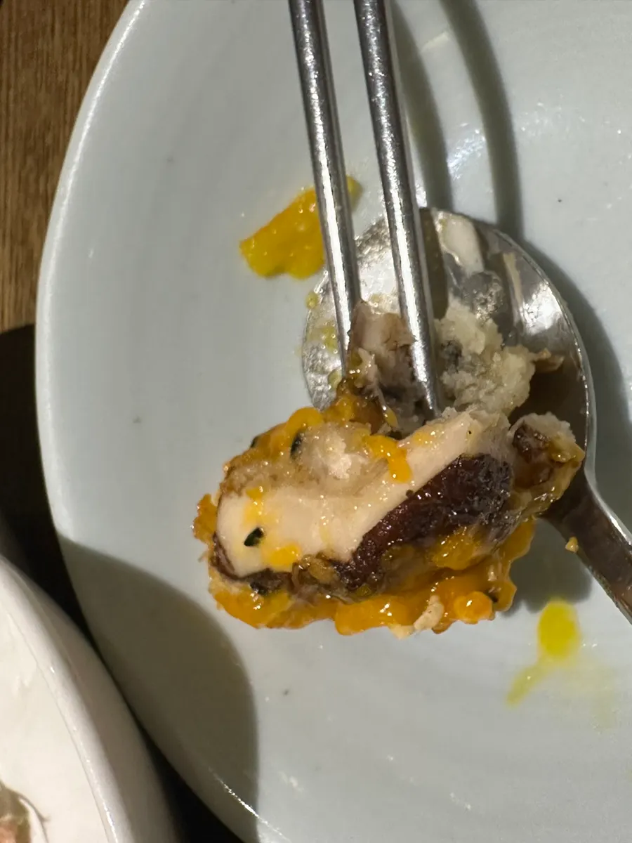 Primer plano del hongo shiitake frito ya cortado
