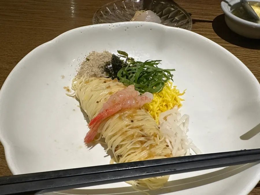 Capellini de fideos finos con gambas dulces