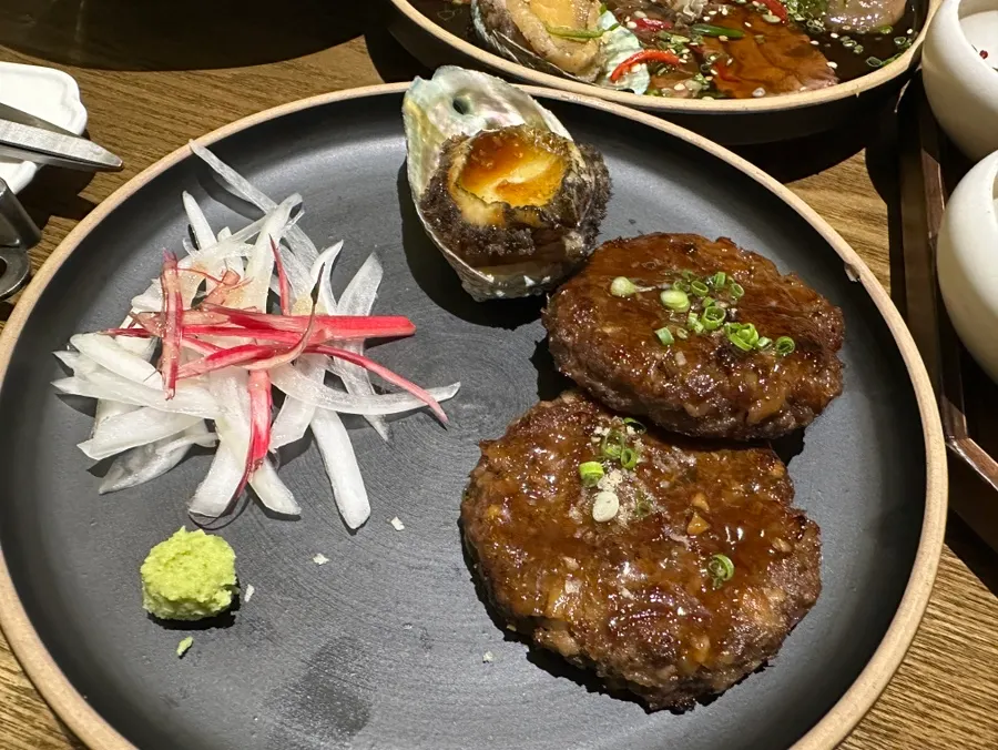 Menú de abalone tteokgalbi con sazón poco salado