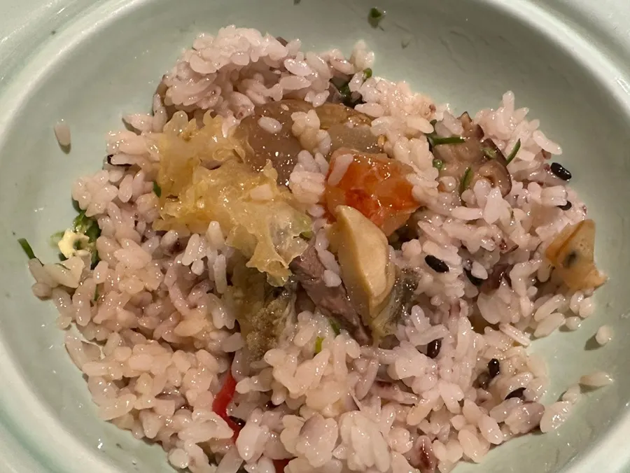 Arroz con mantequilla y shrimp jang cortado en trozos pequeños