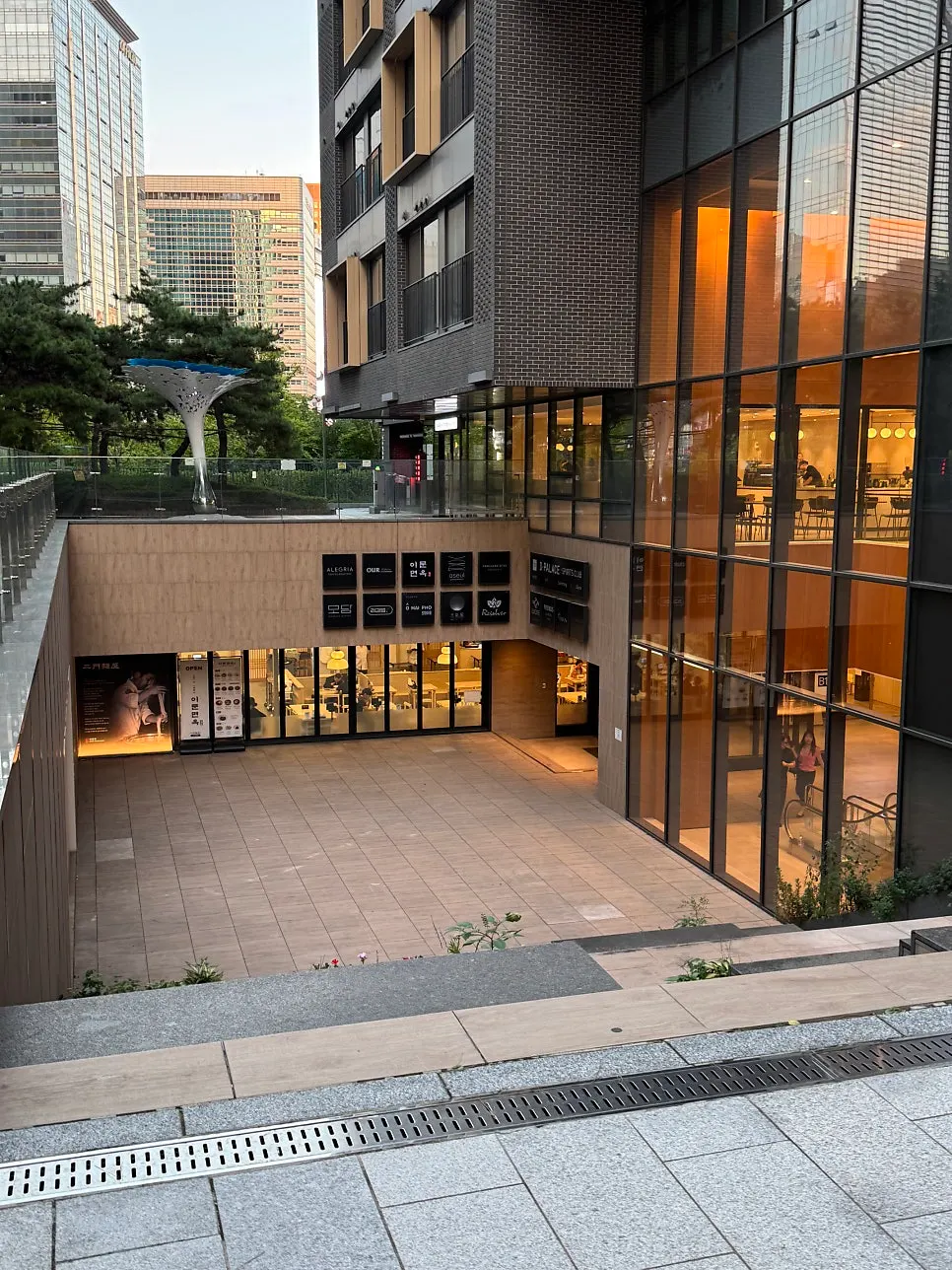 모담다이닝 광화문점 입구 전경