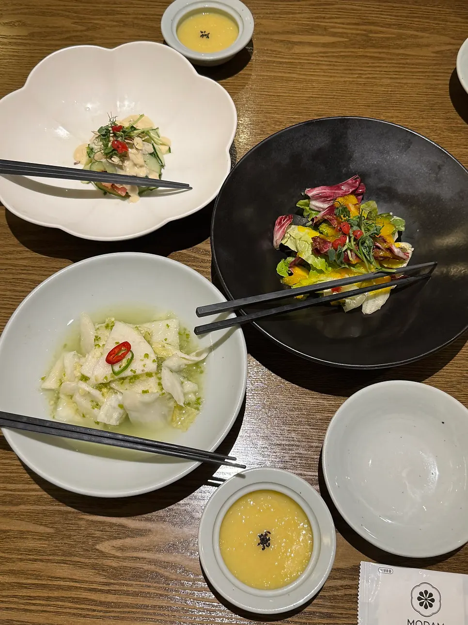 코스 첫 순서로 나온 샐러드와 계절죽