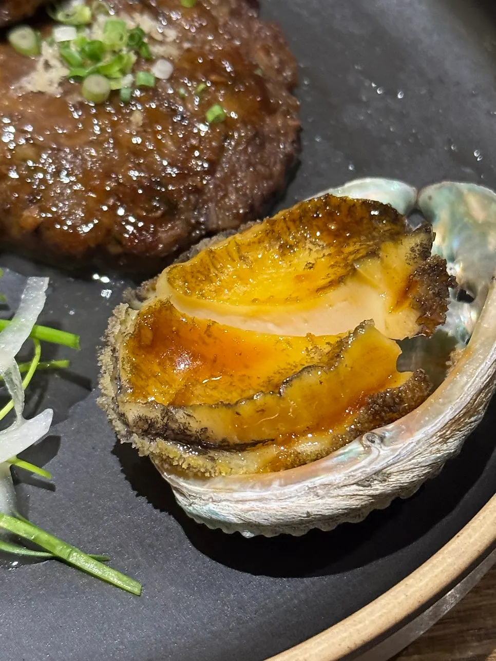 통전복이 올라간 떡갈비 클로즈업