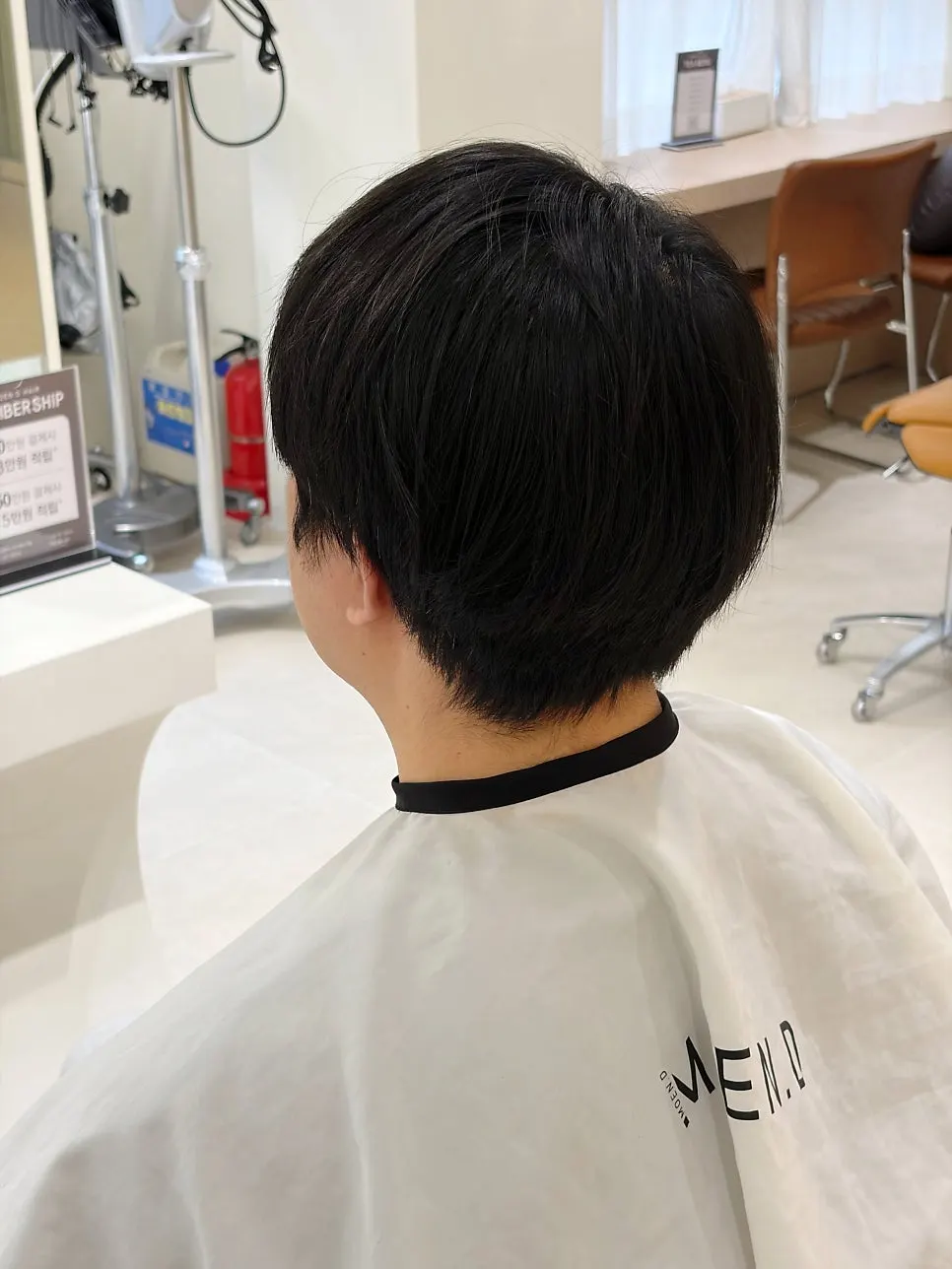 볼륨펌 시술 전 길게 자란 남자 머리