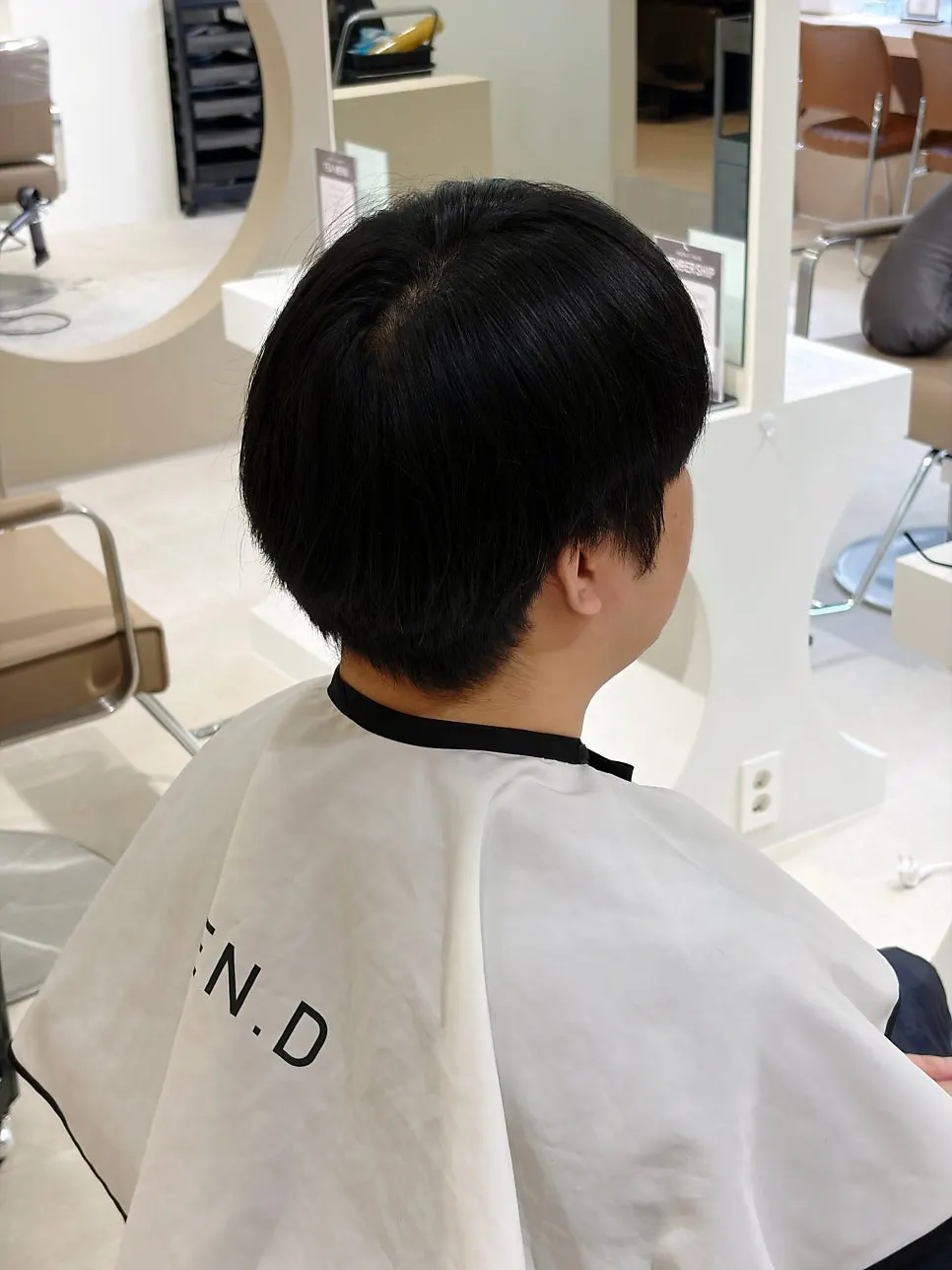 귀를 덮는 옆머리 상태의 시술 전 모습