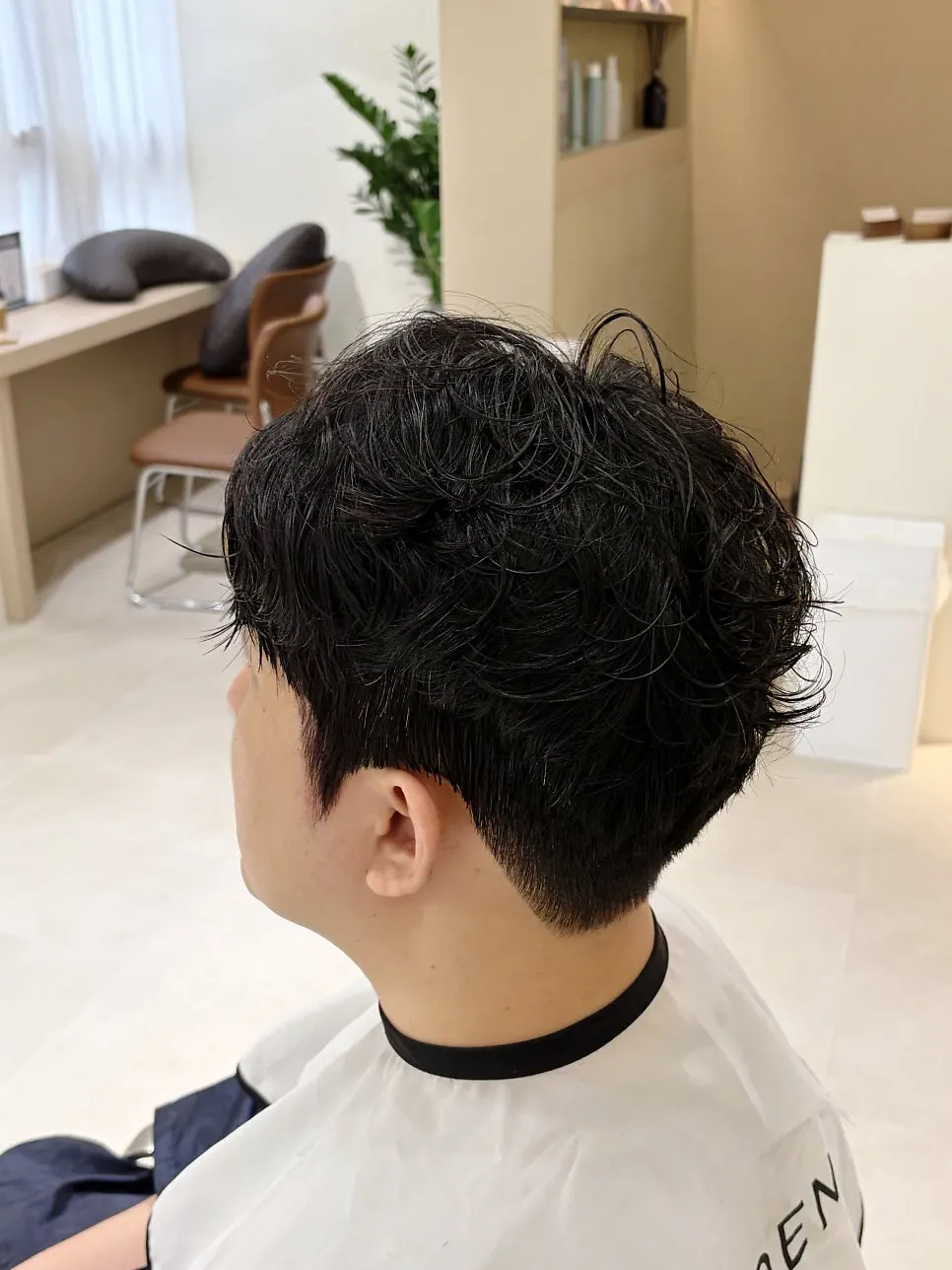짧게 정리된 옆머리 완성 뒷모습
