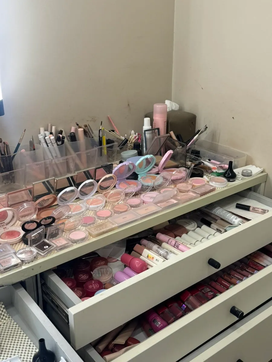 The wood-tone and ivory interior of Moi Hair Makeup