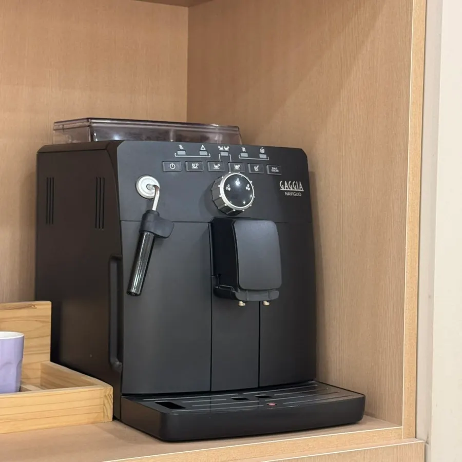 持ち物用ロッカーとコーヒーマシンがあるスペース