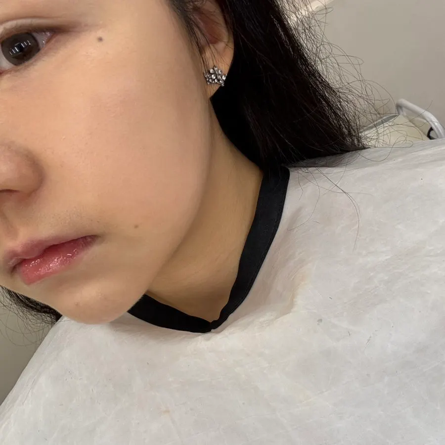 パフとブラシで薄く重ねたベースの肌表現