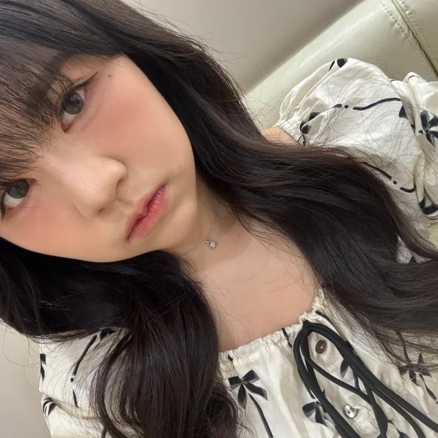 証明写真撮影用の華やかなメイク完成の様子