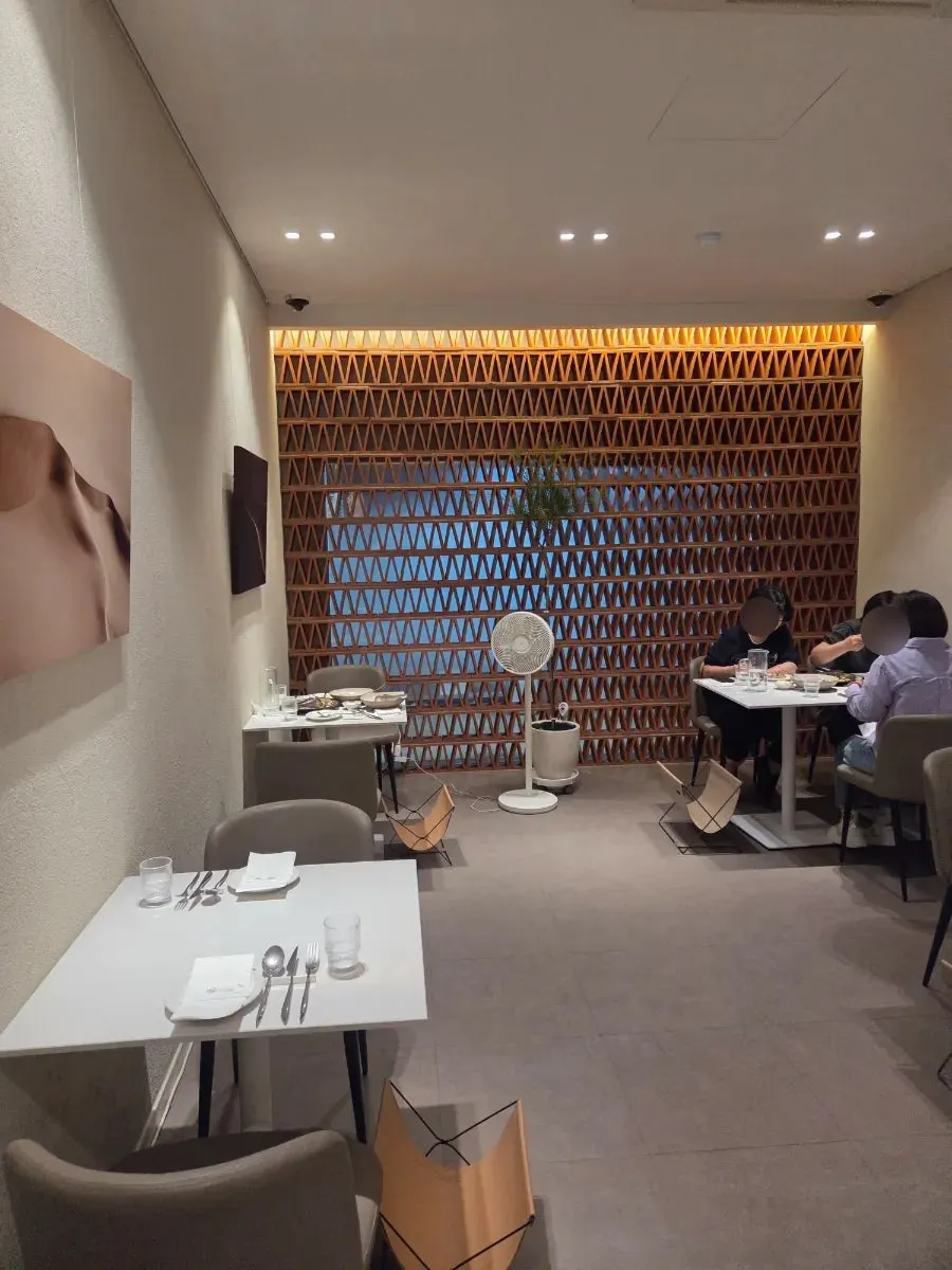 Widely spaced table layout at MOI