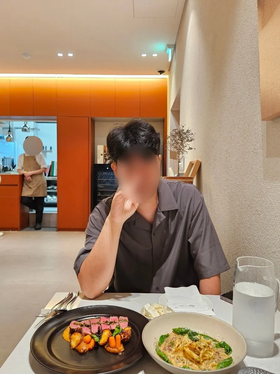 한 상에 차려진 파스타와 스테이크