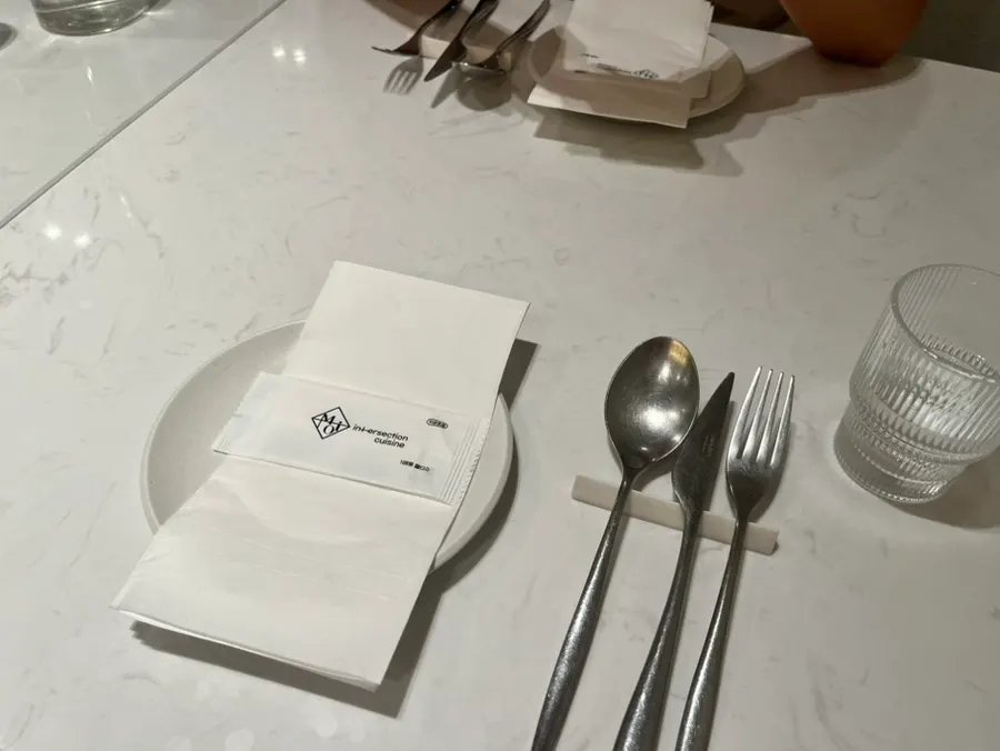 모와 테이블에 놓인 수저와 식기 세팅