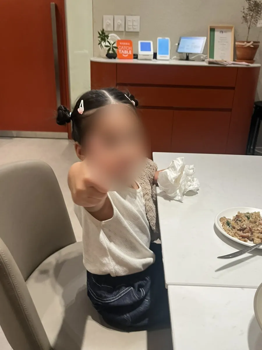 얇게 슬라이스한 버섯이 보이는 리조또 한 숟갈