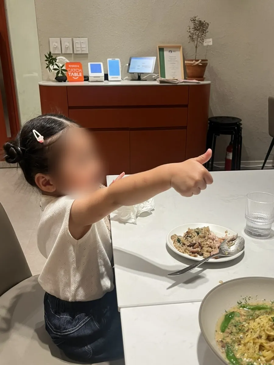 아이와 함께한 모와 점심 식사 테이블