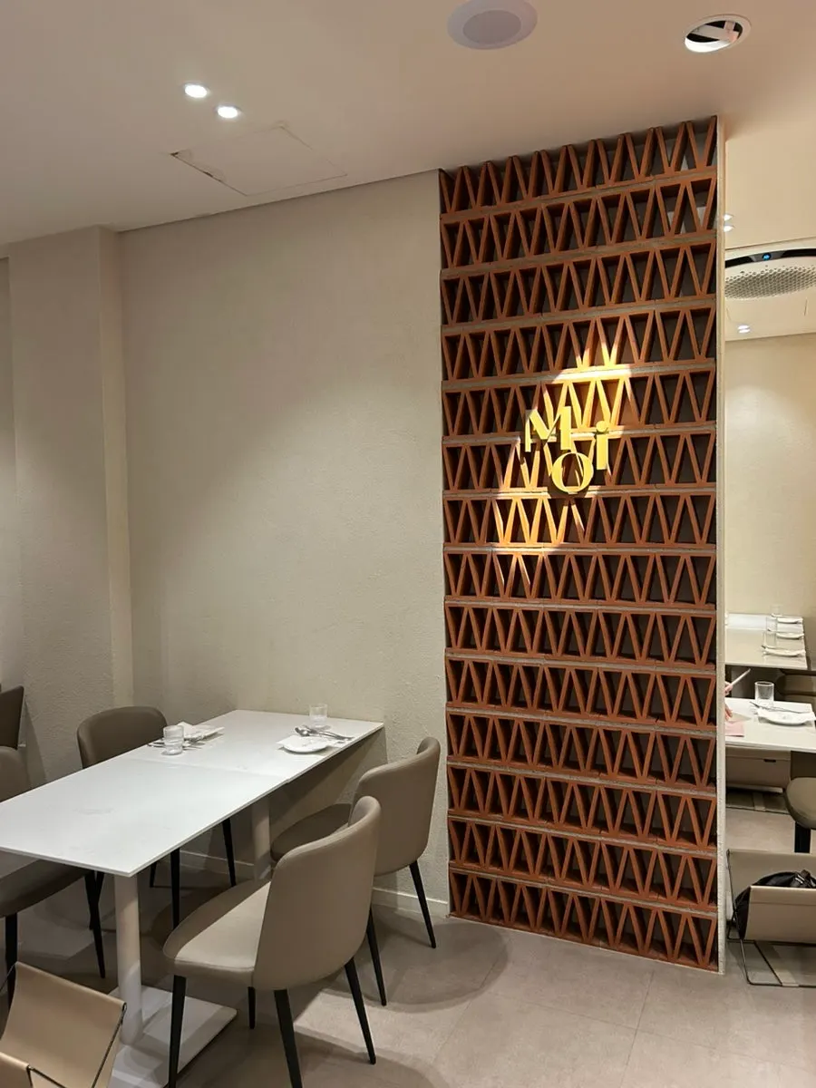 MOI's dining floor and table layout