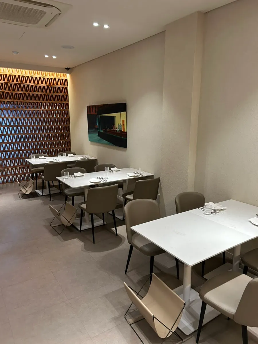 A 4-6 person table at MOI
