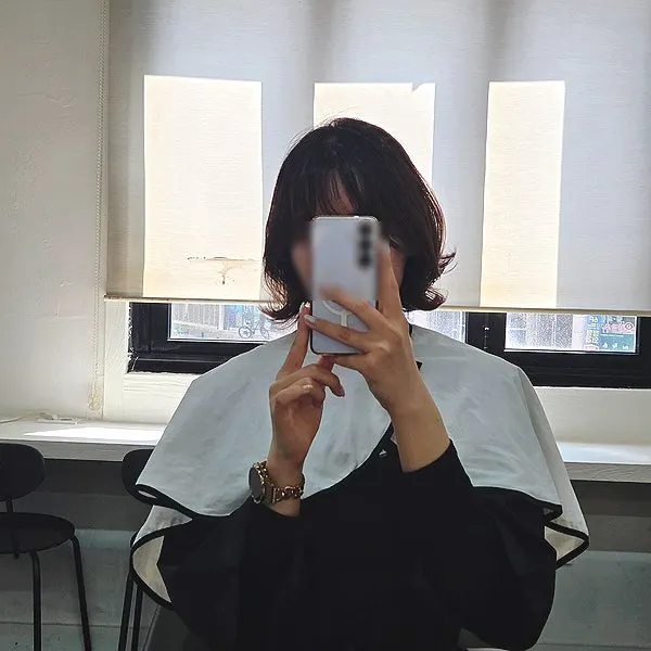 레이어드 펌을 마친 단발 헤어스타일