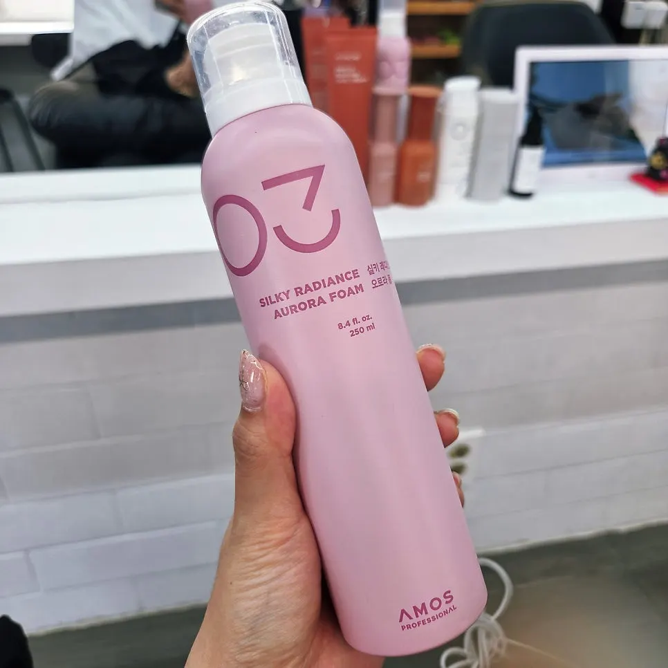 펌 후 샴푸와 헤드 마사지를 받는 모습