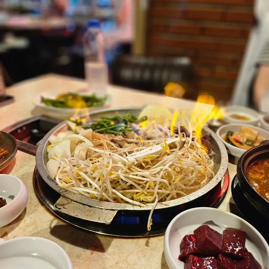 Basic side dishes served with gopchang