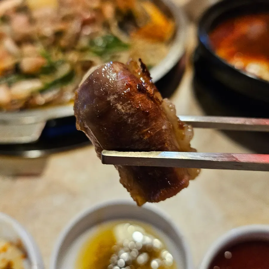 Daily-limited garlic gopchang included in the assorted platter