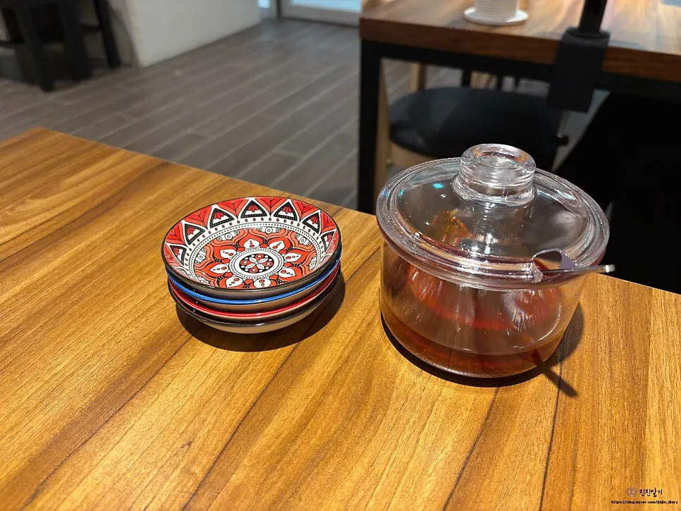 기본 김치와 테이블 위 매운소스