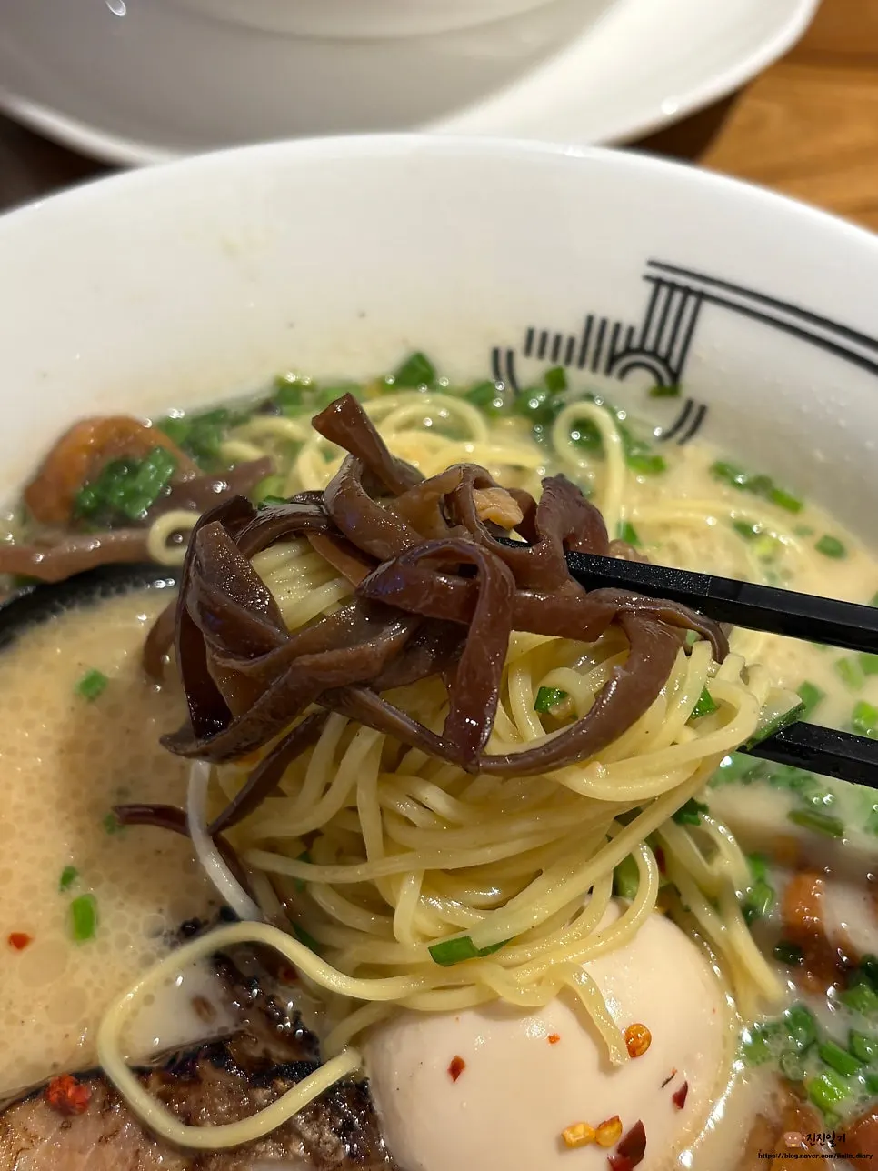 반숙계란과 해초 토핑 클로즈업