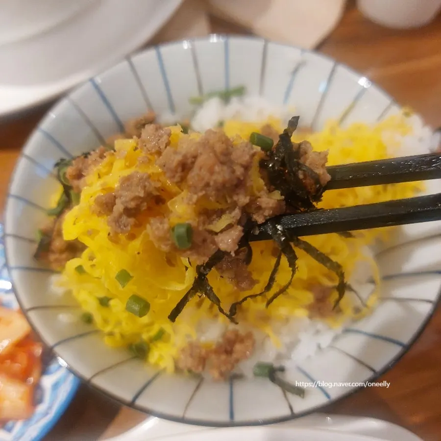 A light, savory ramen meal