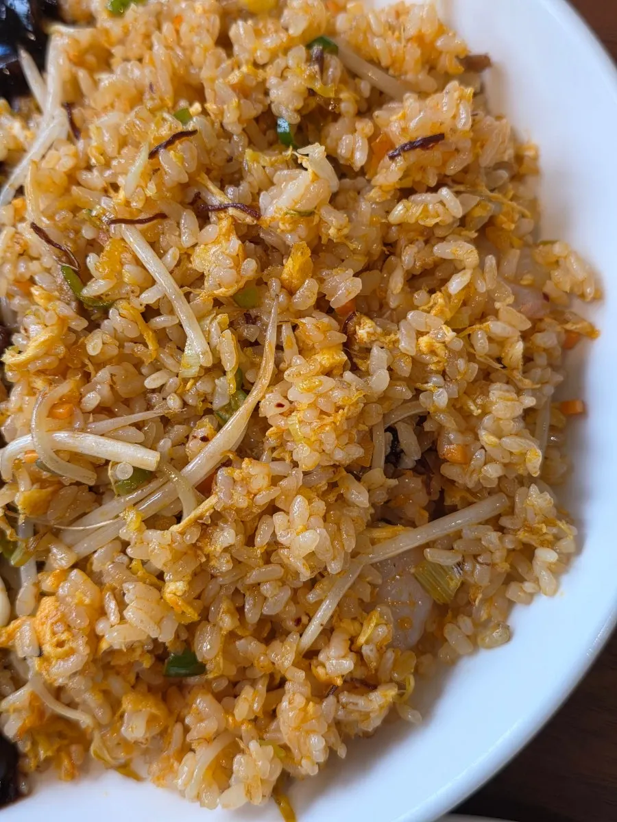 Fried rice with bean sprouts and seafood