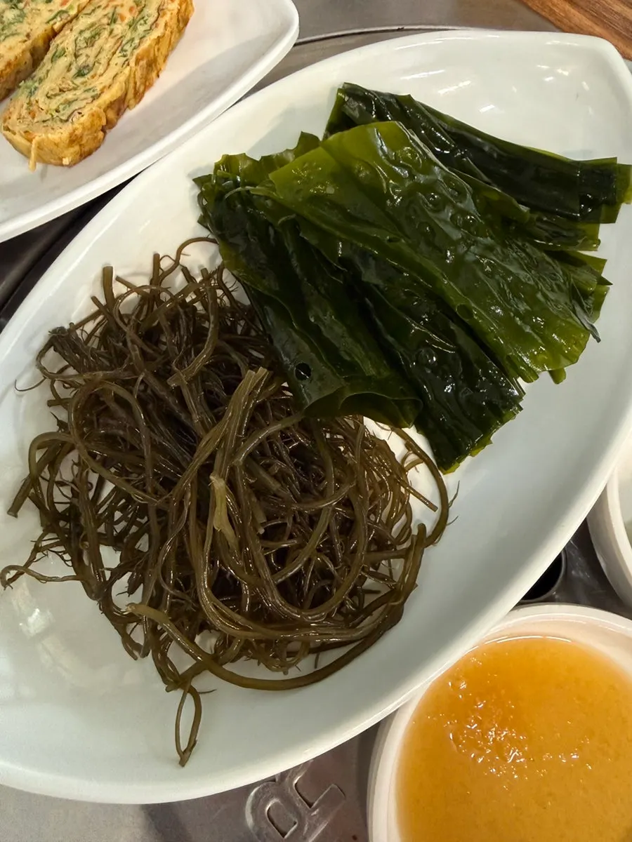 Miyeok and kkosiraegi side dishes