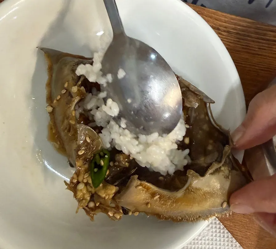 Mixing rice into a crab shell