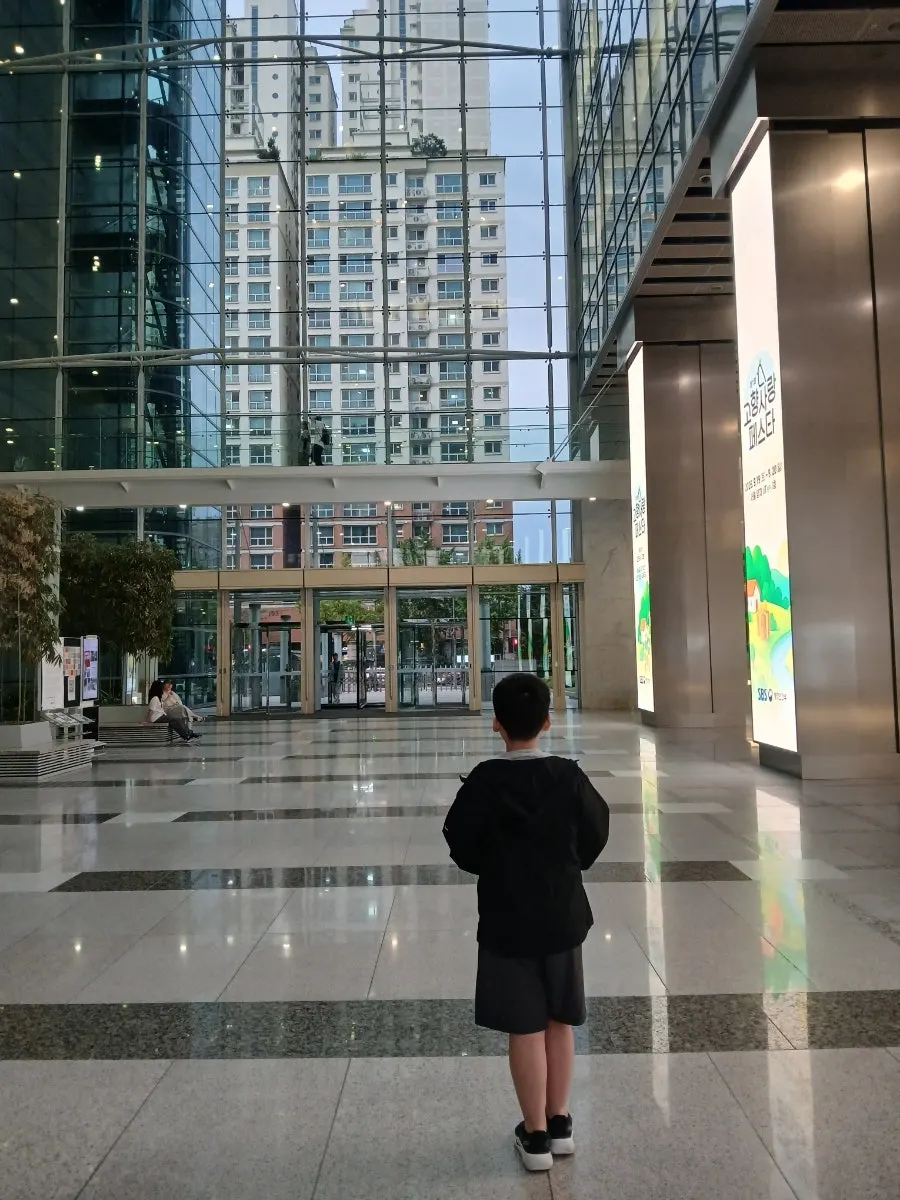 The way from the SBS 1st floor to the underground arcade