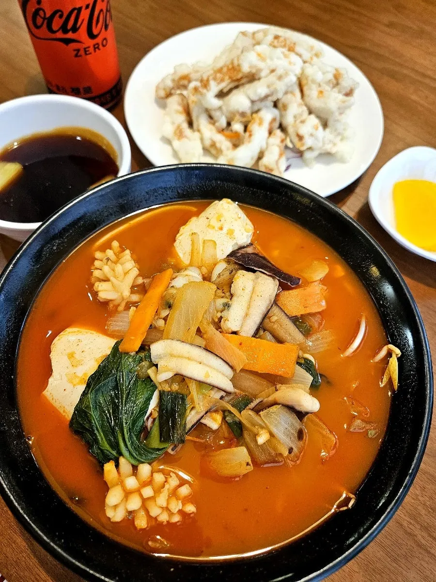 Table spread of sundubu jjampong and mini tangsuyuk at Yugwanjang Banjeom Omokgyo Station Branch