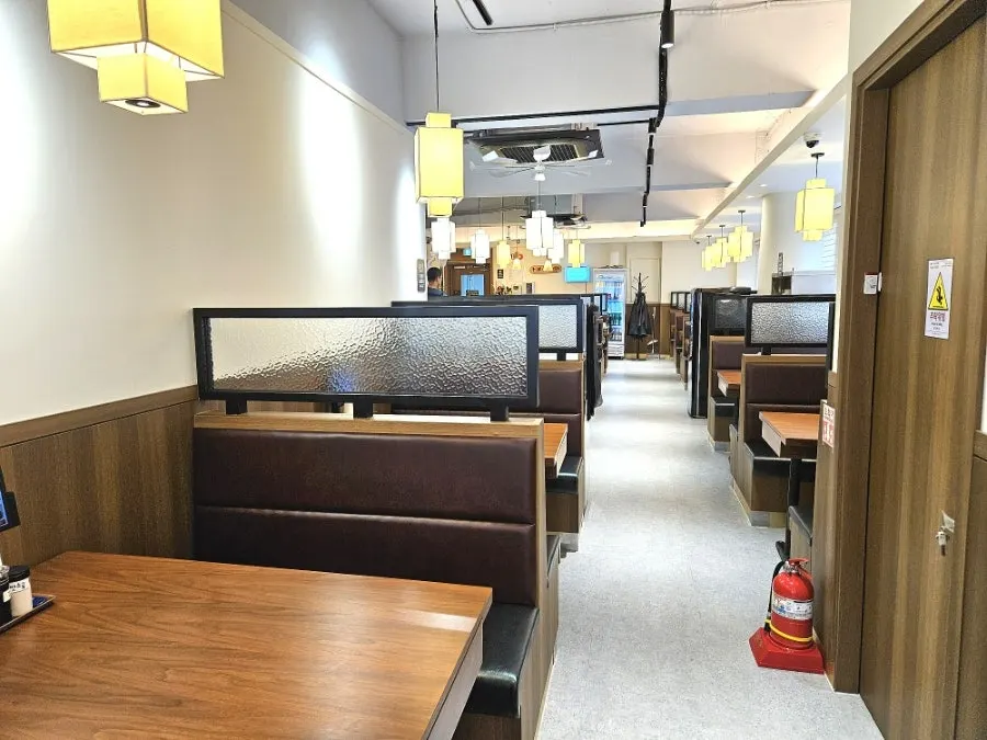 Table seating and private room space at Yugwanjang Banjeom