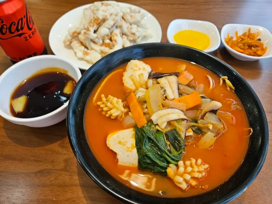 Full view of Yugwanjang Banjeom Omokgyo Station Branch