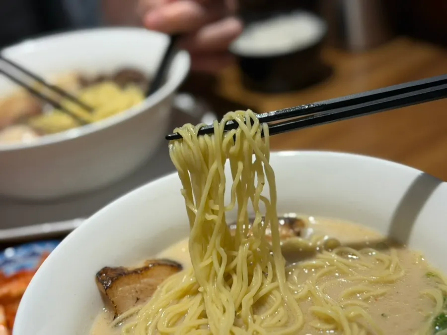 모츠라멘 면을 건져 올린 모습